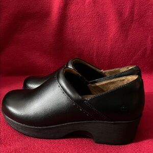 Shoes For Crews Black Leather Mules 5.5